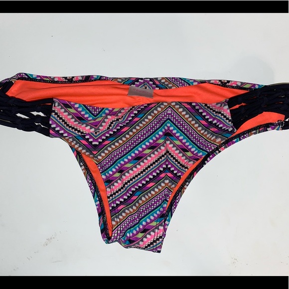 3 Bikini Bottoms - Picture 4 of 8